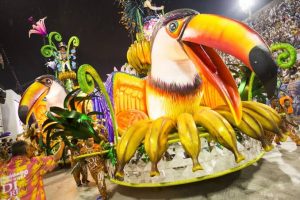 Carro Alegórico desfilando na Marquês da Sapucaí. Carnaval do Rio de Janeiro